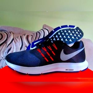 Nike Run Swift Size 12M Black,White,Solar Red